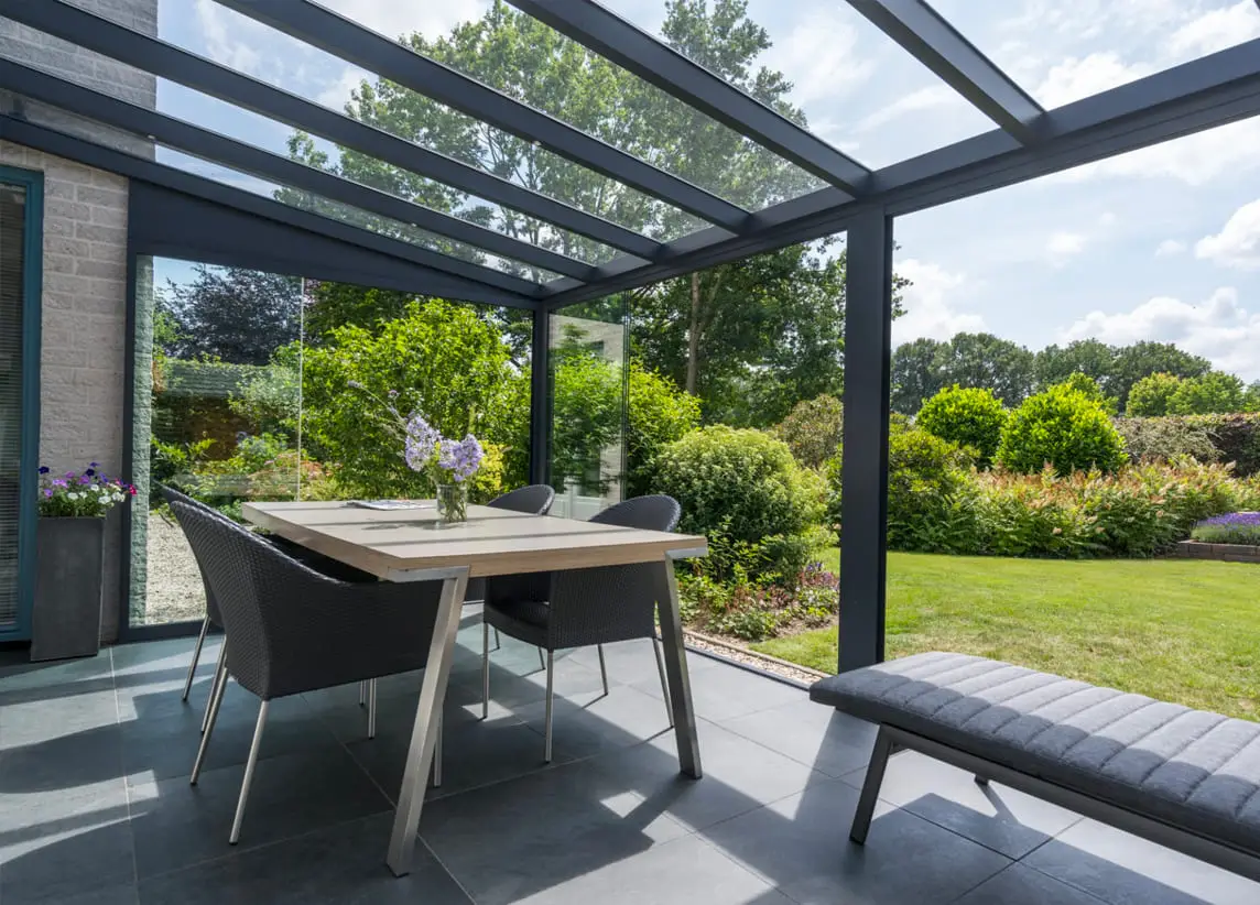 Onder een terrasoverkapping aan huis